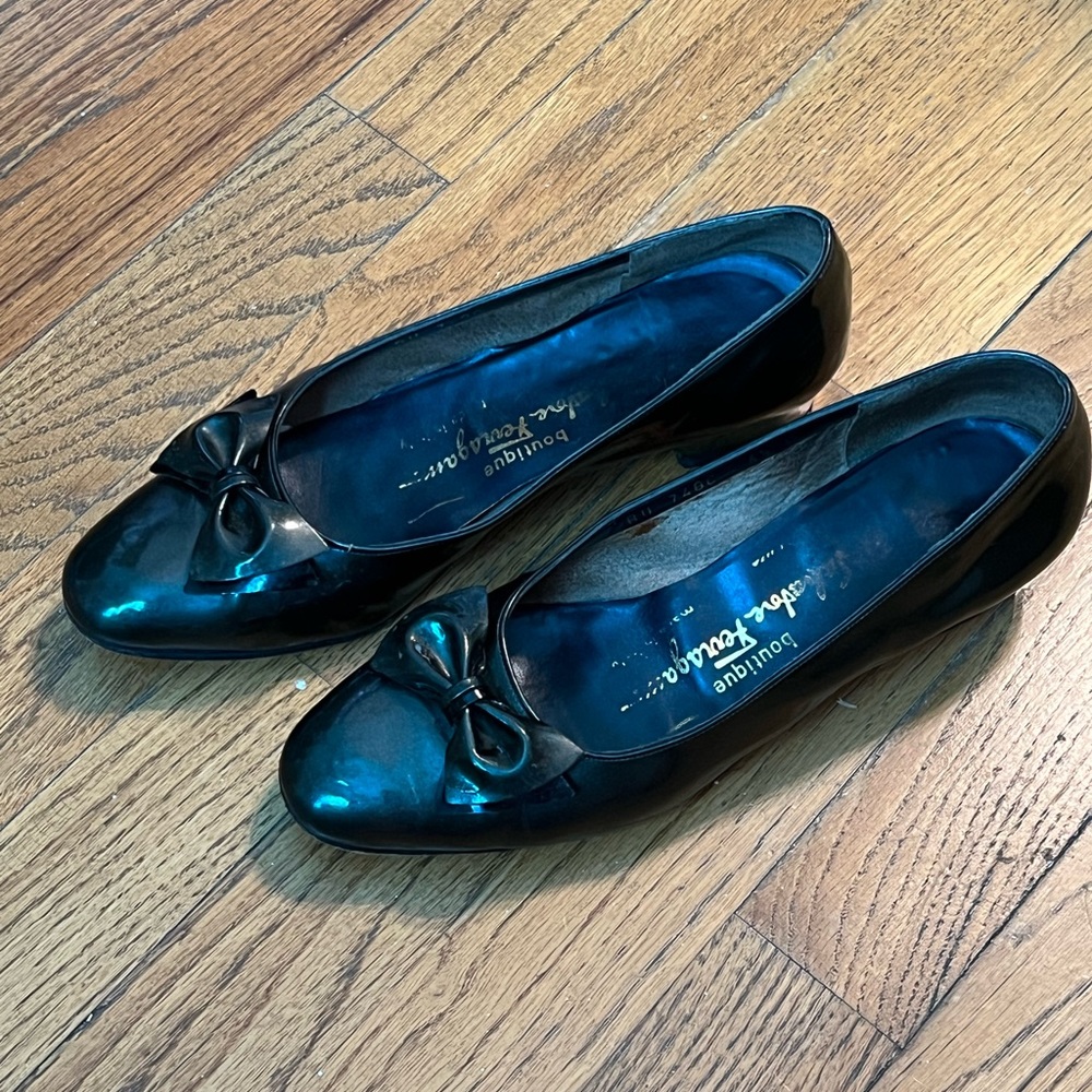 Ferragamo’s Black Patent w Bows. Classic Design. Low Heels. 6.5